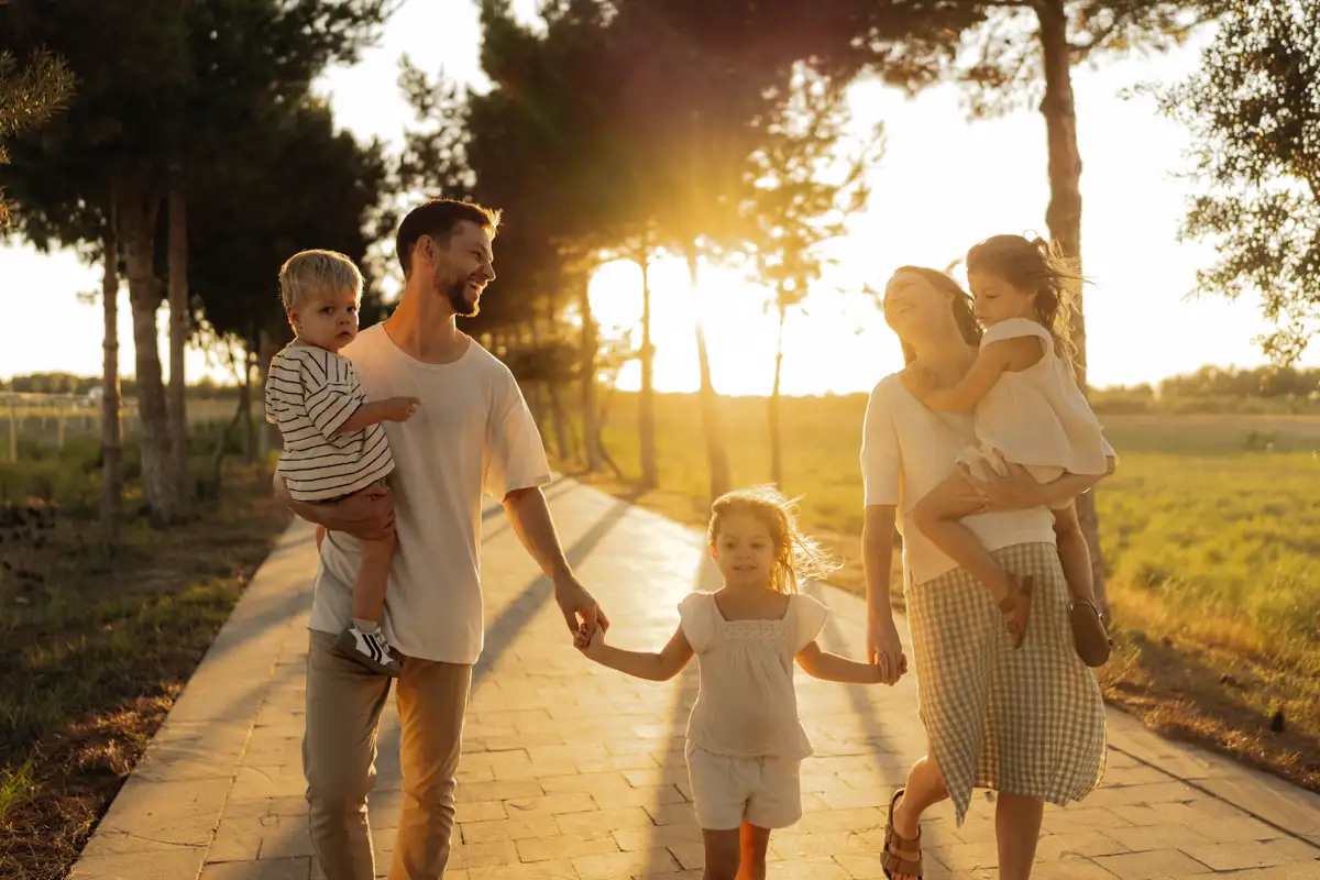 Familie mit Kindern am Zaubersee im Lautertal