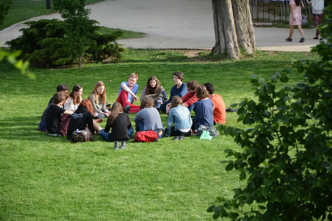 Wandergruppe rastet gemeinsam an einem Aussichtspunkt
